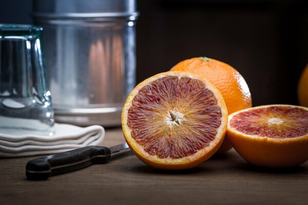 Nature morte aux agrumes, couteau et verre