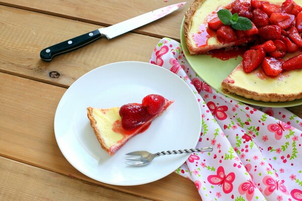 Tarte aux fraises en dessert sur la table