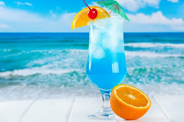 Cocktail tropicale blu con ghiaccio