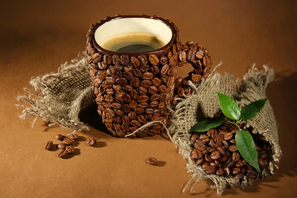 Tazza di caffè in grani sul tavolo