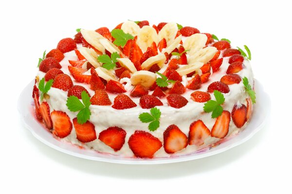 Pastel con fresas y rodajas de plátano