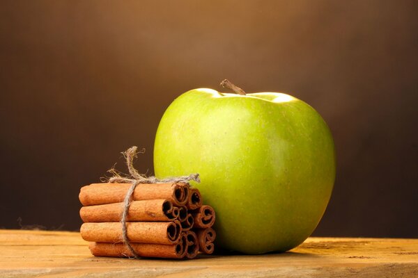 Widescreen-Bild von einem Apfel mit Zimtstangen