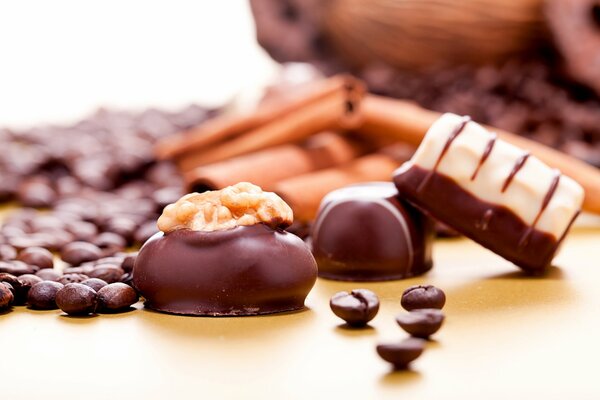 Bonbons au chocolat avec des noix et des grains de café