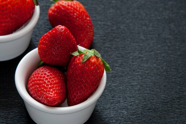 Rote Erdbeerbeeren im Geschirr auf dem Tisch