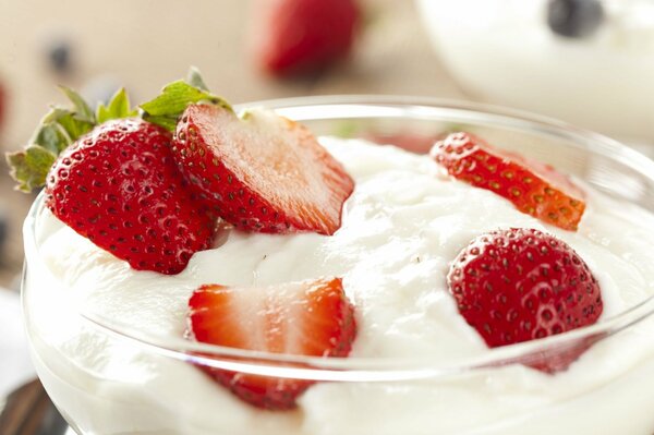 Dessert aux fraises avec crème glacée