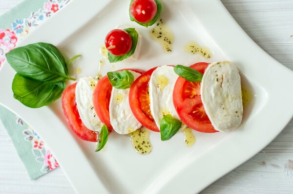 Mozzarella salad and tomato