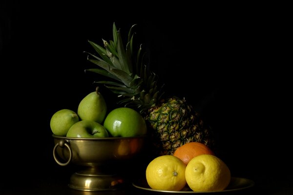 Naturaleza muerta con piña, manzanas, limones y naranja