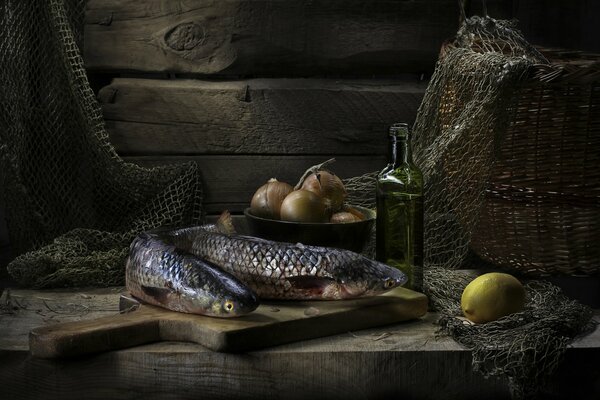 Pescado fresco en una tabla de madera