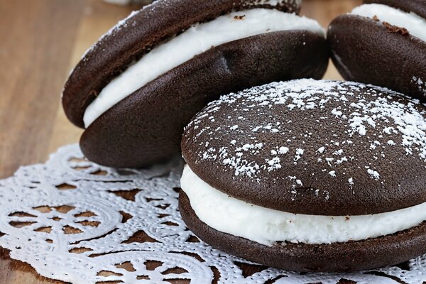 Galletas de macarrón de chocolate para el postre