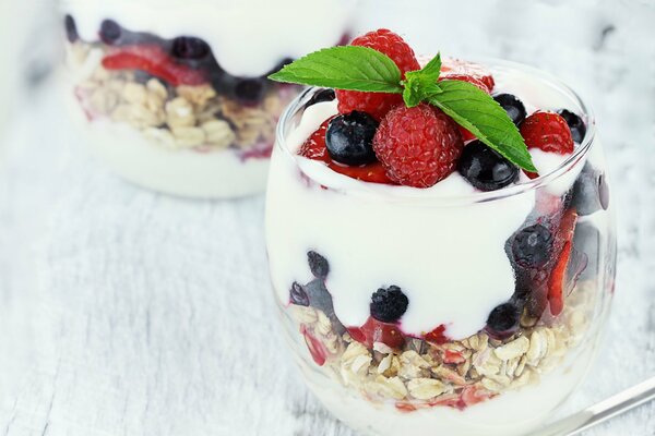 Köstliches buntes Dessert mit japanischen Haferflocken