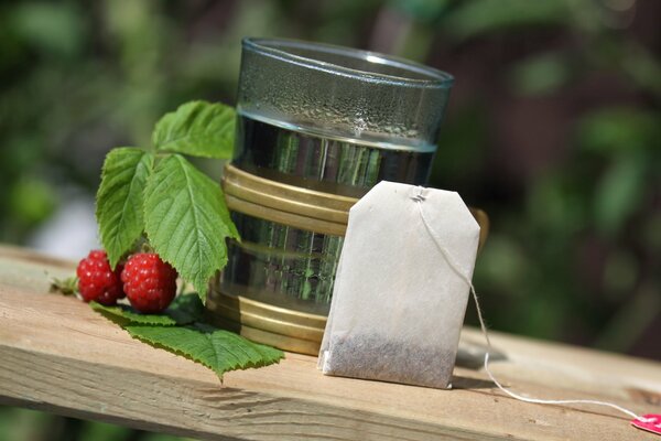 Tee mit Himbeeren auf der Veranda