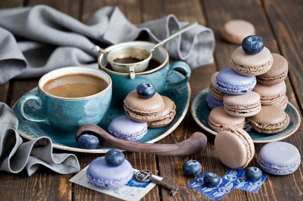 Kaffeetassen und Blaubeer-Makkaroni