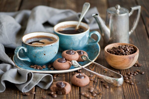 Черный кофе и шоколадное печенье