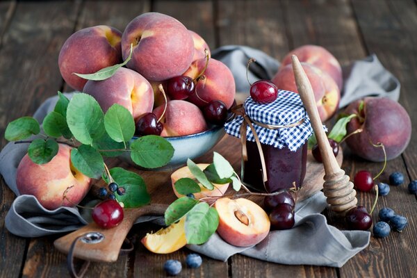 Natura morta di pesche e bacche. Frutta sul tavolo