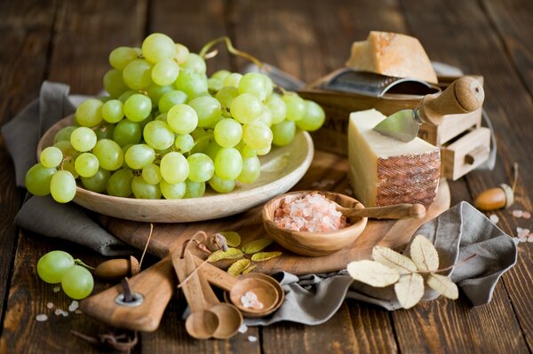 Składniki na stole-parmezan, winogrona