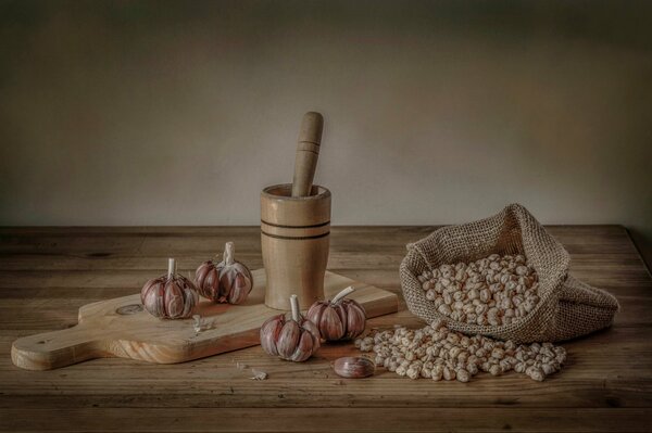 Garlic chickpeas and a house with a pestle on the table