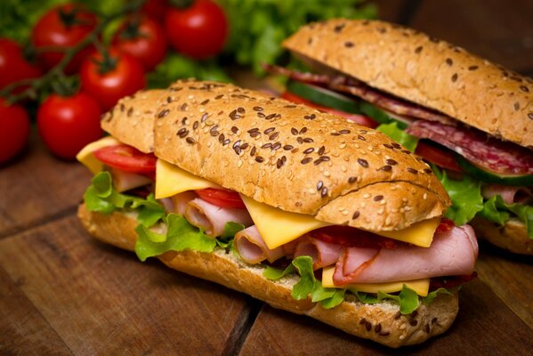 Dos sándwiches de jamón y tomate Cherry