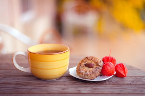 Tazza di tè gialla con amaretti