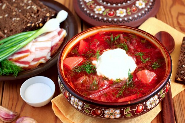 Borscht fragante con ajo y crema agria