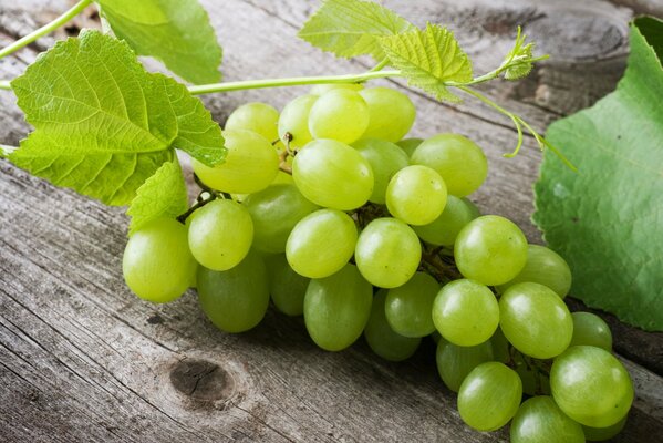 Un racimo de uvas verdes en el fondo de la foto