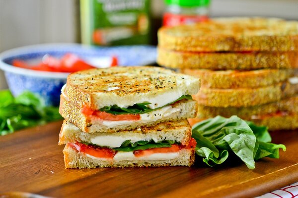 Sandwich multicouche avec laitue et tomates