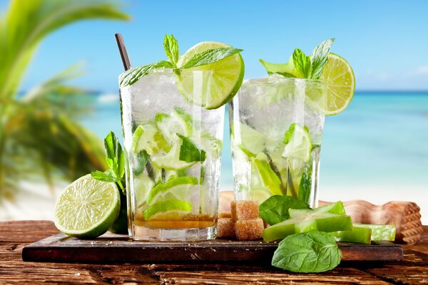 Cócteles de verano con limón y menta