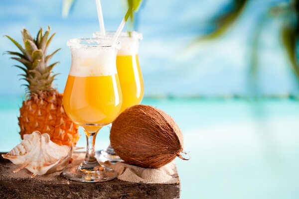 Cocktail di cocco e ananas