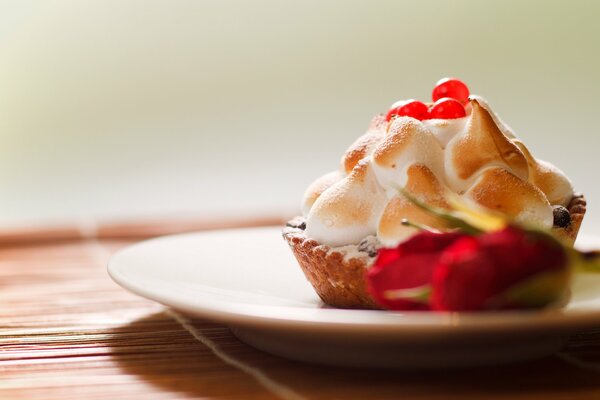 Baked cake tartlet with air cream