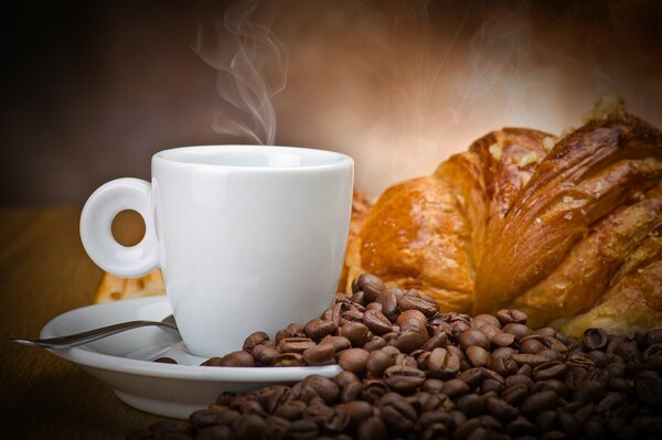 Caffè aromatizzato ai cereali con croissant