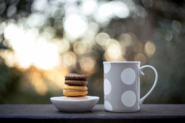 Taza gris en guisantes blancos con galletas