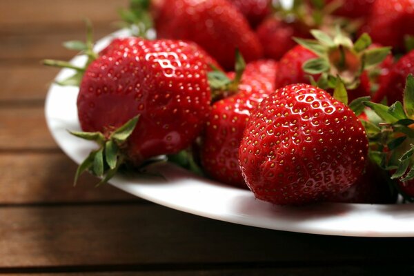 Fraises rouges sur une assiette