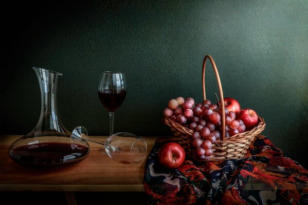 Nature morte de pommes et de raisins dans un panier