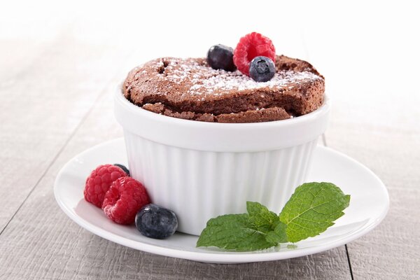 Dessert aus Himbeeren auf einem weißen Teller