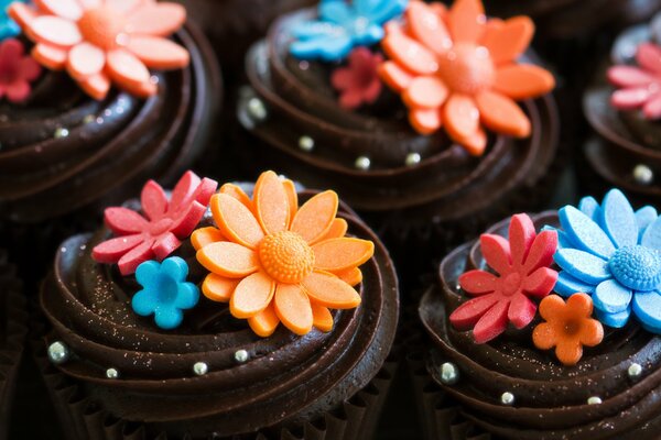 Kuchen mit farbigen Blumen