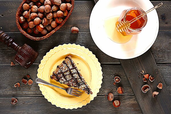 Pedazo de pastel de chocolate en un plato