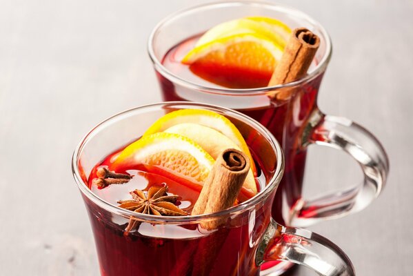 Chaud délicieux vin chaud au citron