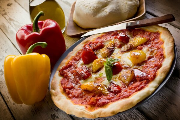 Pizza italienne avec des légumes sur la table