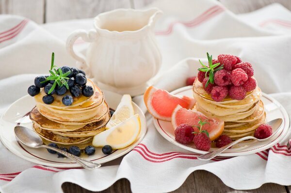 Frühstück mit Krapfen mit Grapefruit, Himbeeren und Blaubeeren