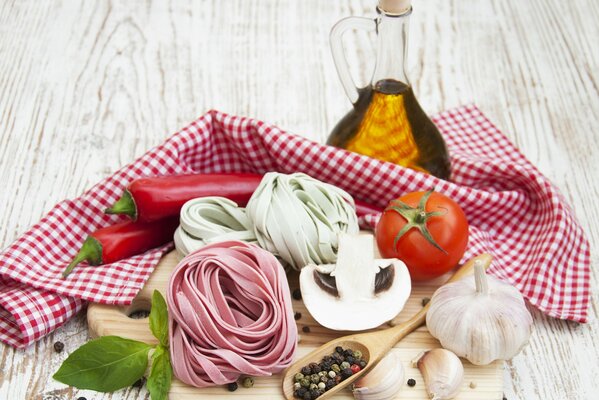 Pasta mit Pilzen, Tomaten, Paprika und Knoblauch auf einer Tafel