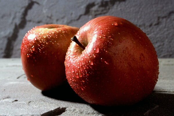 Manzanas rojas con gotas de agua