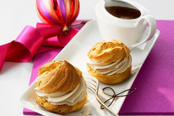 Torta con crema, crema al cioccolato e palla di Capodanno