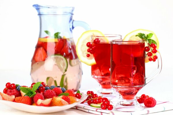 Limonade aus frischen Beeren und Zitrone