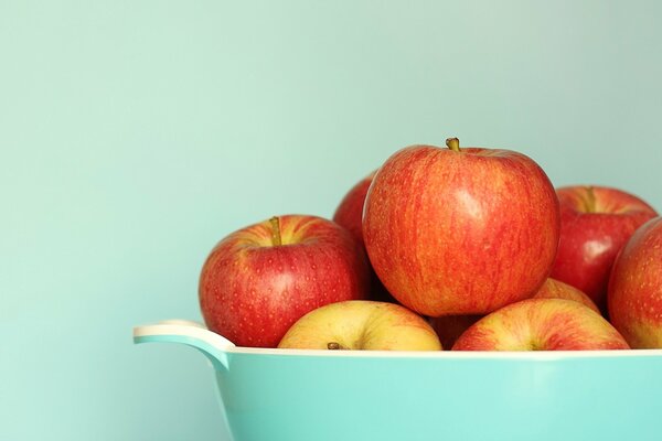 Pommes rouges dans une assiette bleue