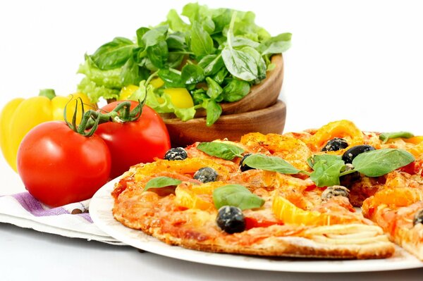 Pizza italiana con verdure e basilico