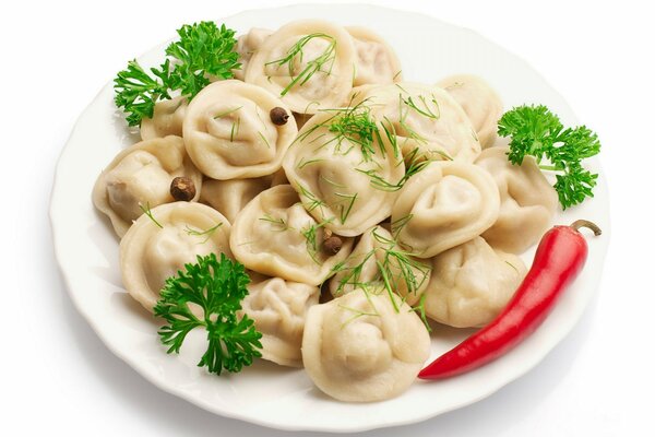 Gnocchi di pepe e prezzemolo su un piatto bianco