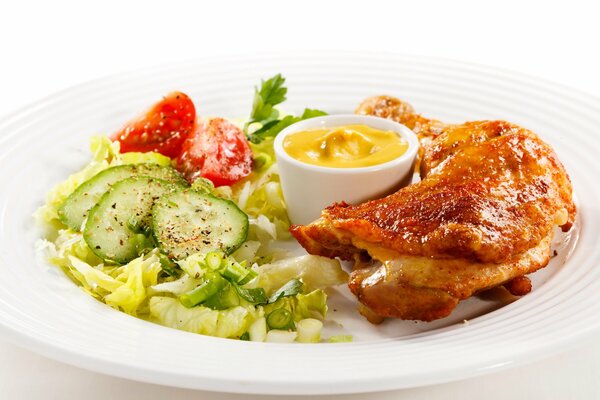 Poulet parfumé avec une croûte croustillante. Plaisir gastronomique