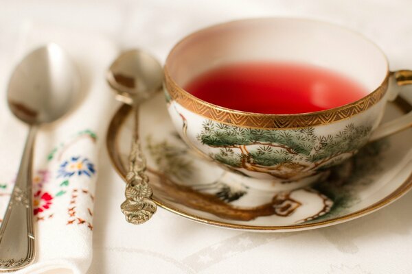 Tasse Tee mit Untertasse und Teelöffel