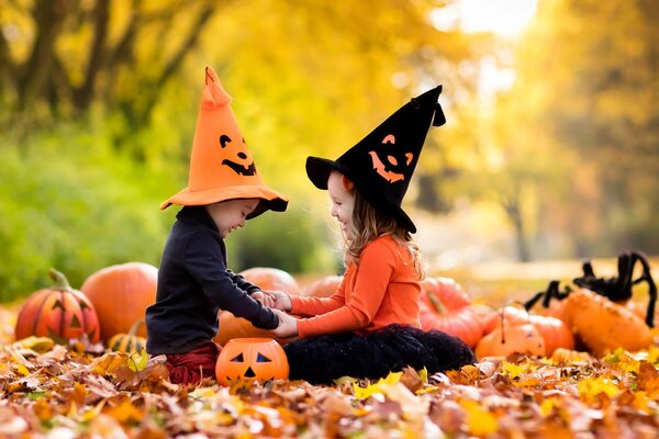 Petits enfants à l automne à Halloween