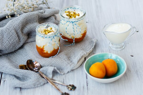 Délicieux dessert à la crème aux abricots