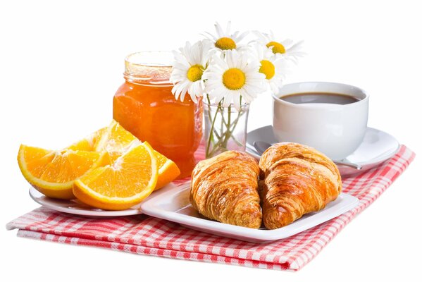 Petit déjeuner de café et croissants sur la nappe